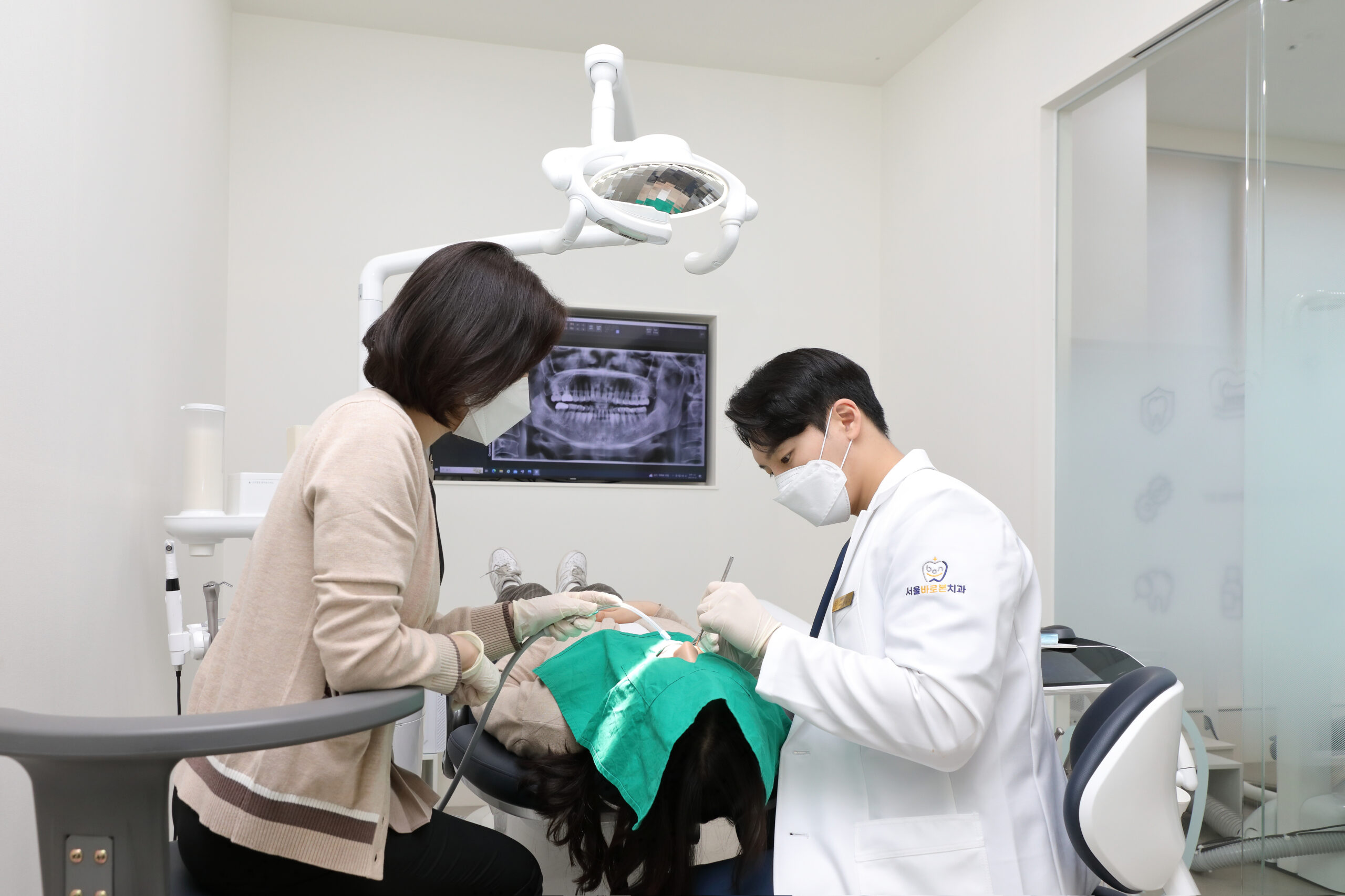 금광동 치과 잇몸 치료 진료 장면